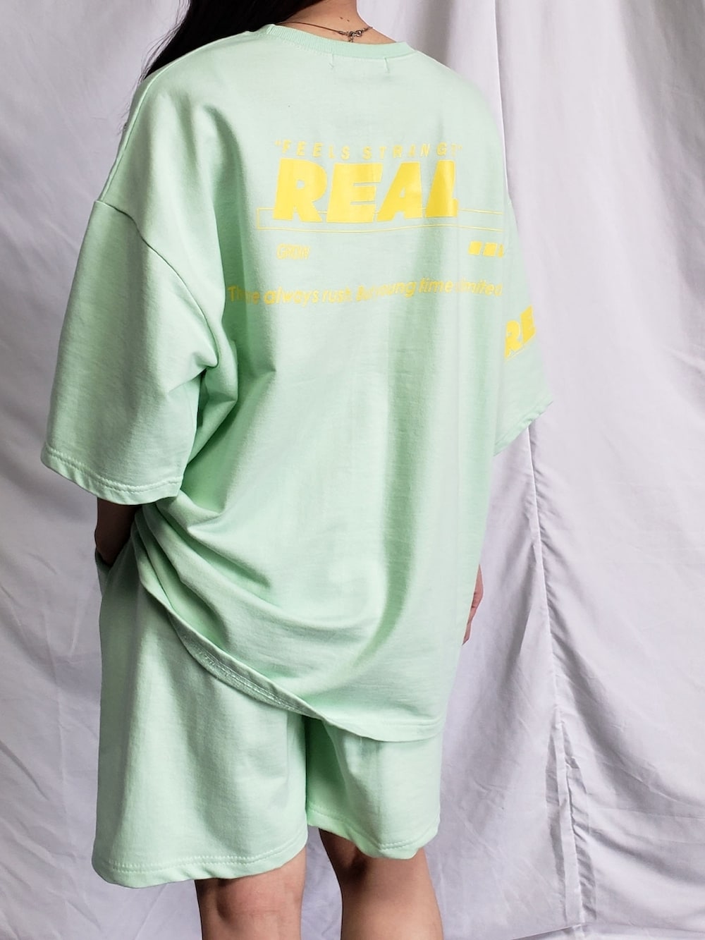 ブルー系のルームウェア/パジャマを着用したレディースの夏コーディネートの2枚目の写真