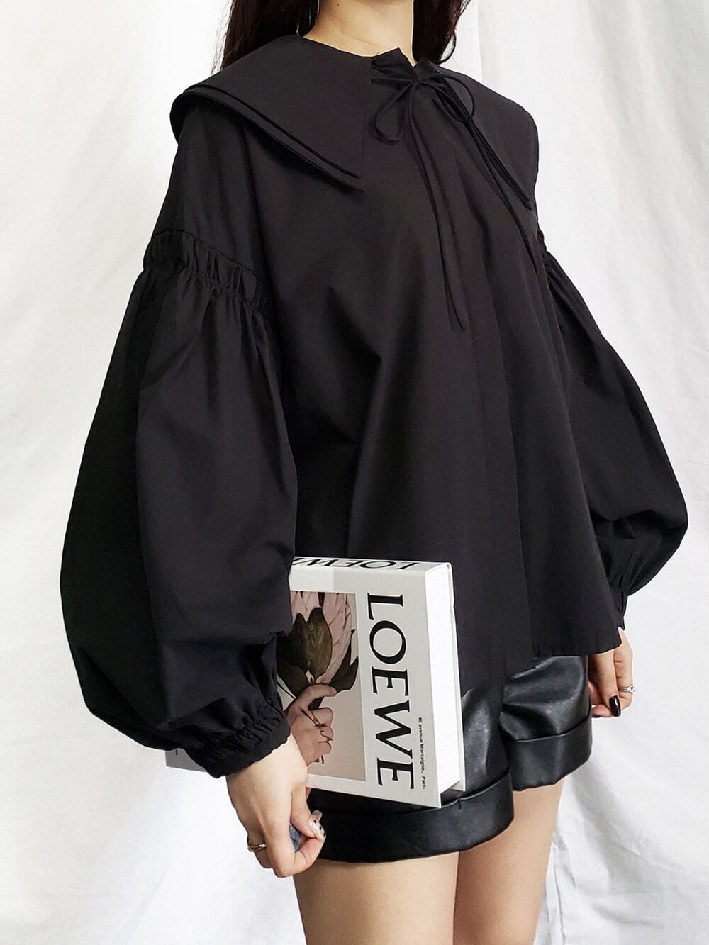 ホワイト系のシャツ/ブラウス、ブラック系のデニムパンツを着用したレディースの春コーディネートの3枚目の写真