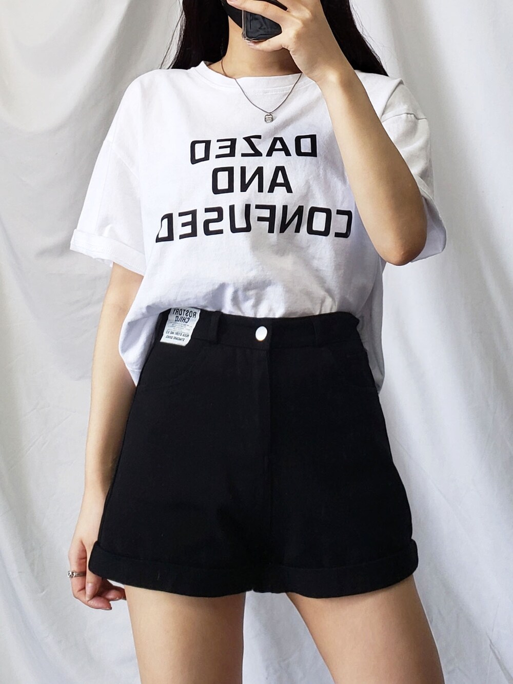 ブラック系のTシャツ/カットソー、イエロー系のその他パンツ、ブラック系のショルダーバッグを着用したレディースの春コーディネートの4枚目の写真
