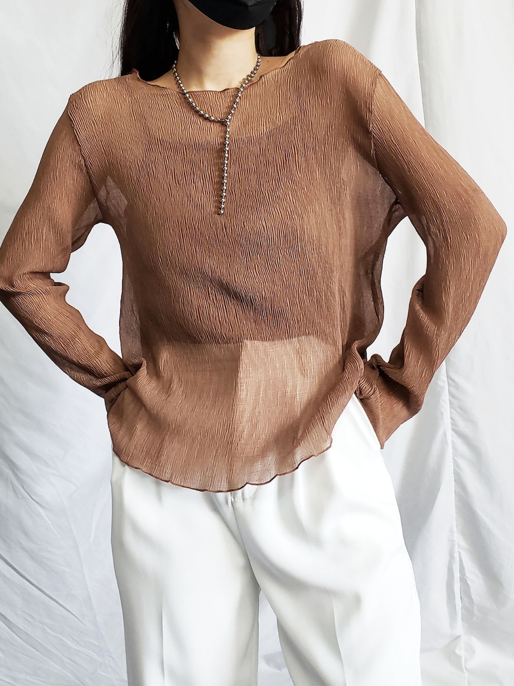 グレー系のシャツ/ブラウス、グレー系のスラックス、グレー系のショルダーバッグを着用したレディースの夏コーディネートの3枚目の写真