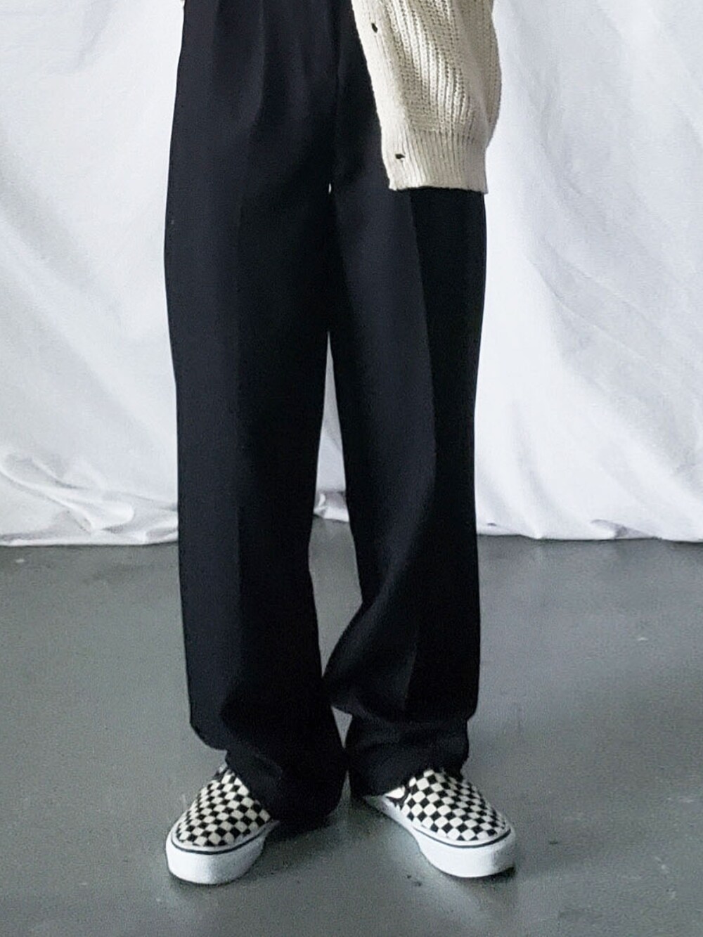 ホワイト系のスラックス、イエロー系のカーディガン/ボレロを着用したレディースの夏コーディネートの3枚目の写真