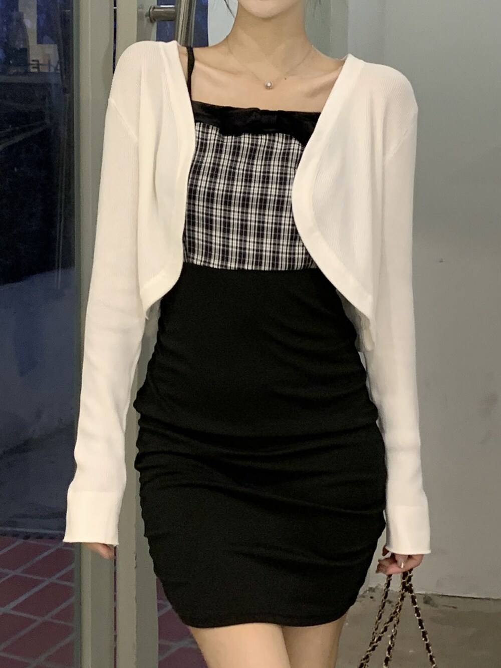 グリーン系のカーディガン/ボレロ、ホワイト系のスラックスを着用したレディースの夏コーディネートの3枚目の写真