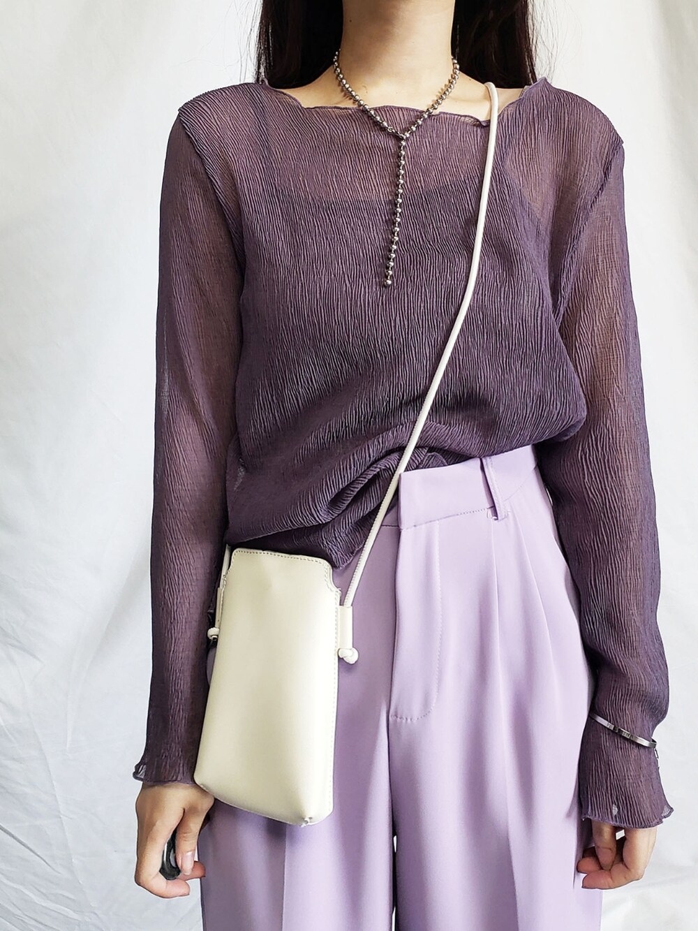 グレー系のシャツ/ブラウス、グレー系のスラックス、グレー系のショルダーバッグを着用したレディースの夏コーディネートの5枚目の写真