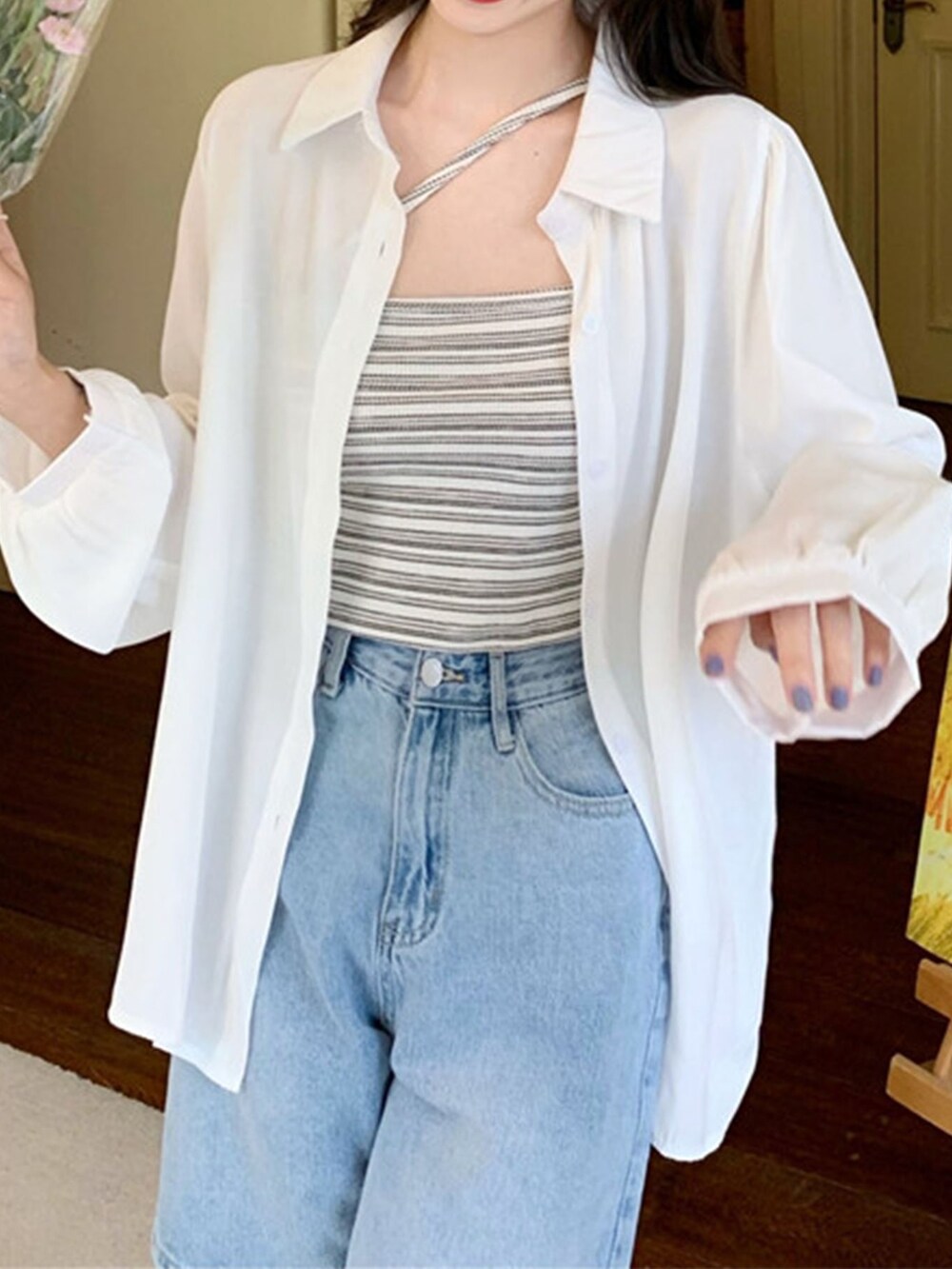 ブルー系のシャツ/ブラウスを着用したレディースの夏コーディネートの3枚目の写真