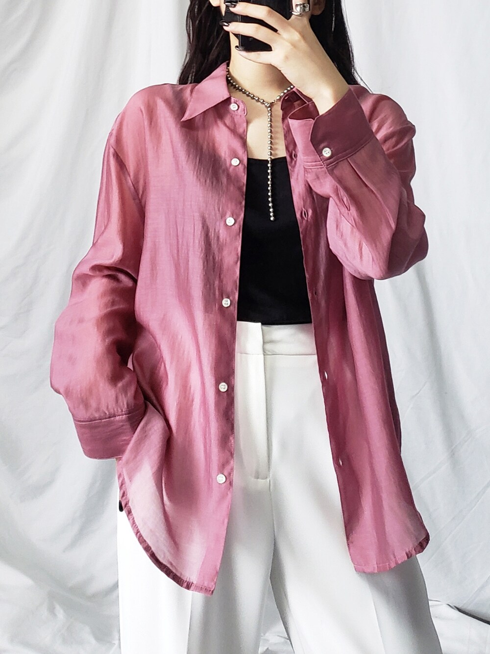 ホワイト系のスラックス、グリーン系のシャツ/ブラウス、ブラック系のサンダルを着用したレディースの夏コーディネートの5枚目の写真