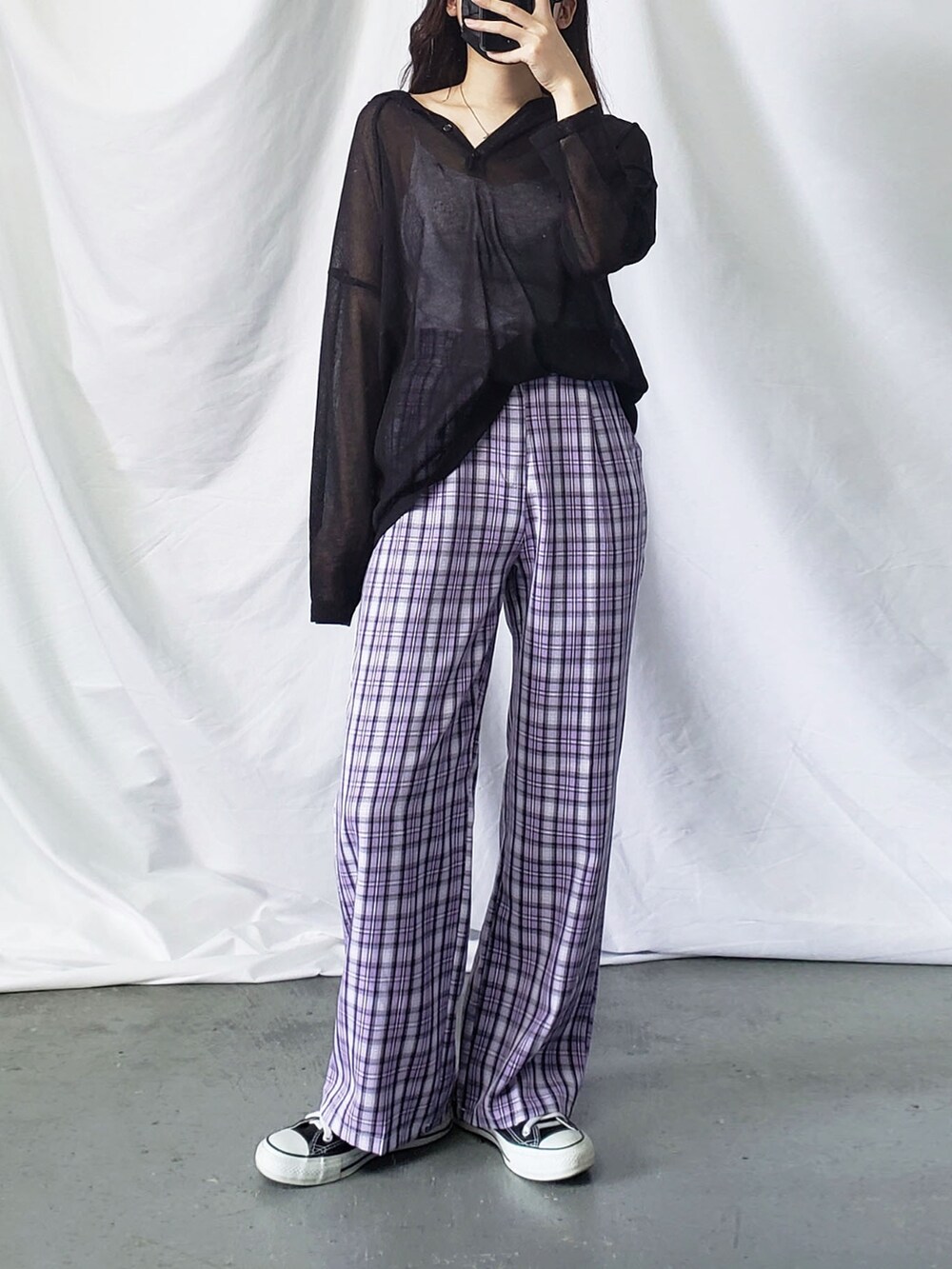 イエロー系のスラックス、ブラック系のショルダーバッグ、ブラック系のテーラードジャケットを着用したレディースの夏コーディネートの4枚目の写真