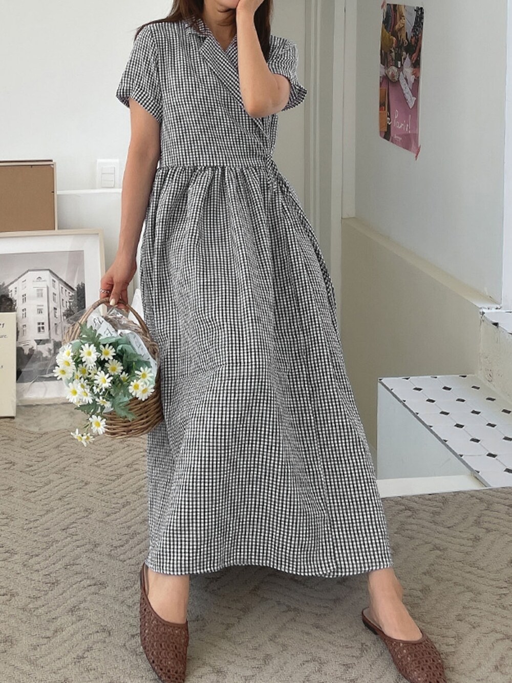 ブルー系のワンピースを着用したレディースの夏コーディネートの3枚目の写真