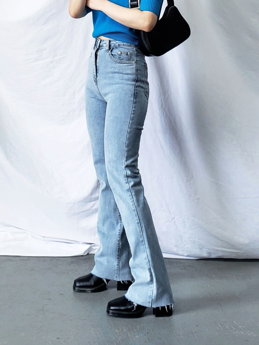 ピンク系のデニムパンツ、ホワイト系のTシャツ/カットソーを着用したレディースの春コーディネートの5枚目の写真