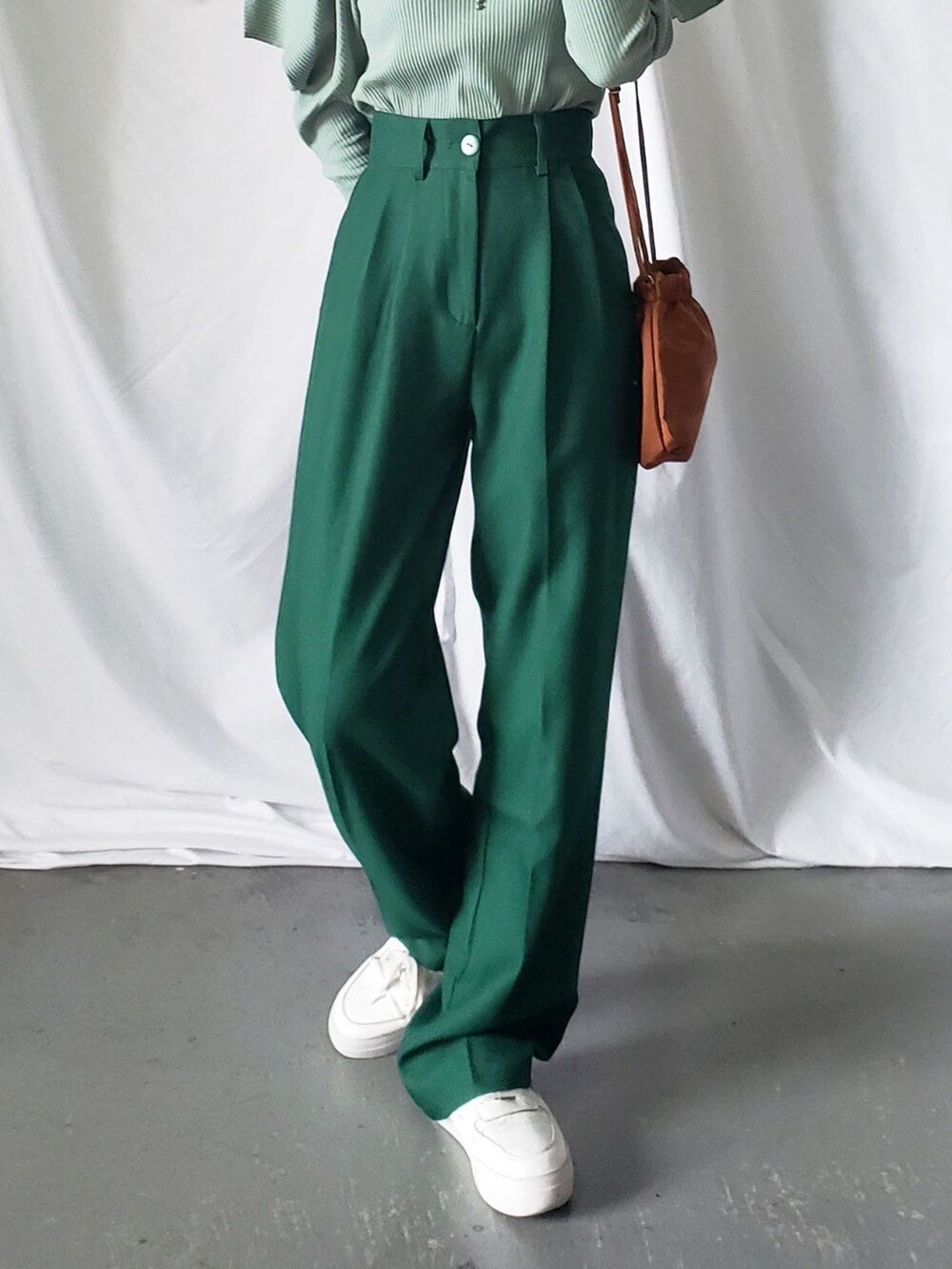 ホワイト系のスラックス、イエロー系のカーディガン/ボレロを着用したレディースの夏コーディネートの5枚目の写真