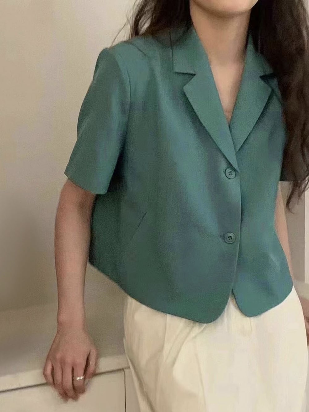 ブラック系のテーラードジャケットを着用したレディースの春コーディネートの2枚目の写真