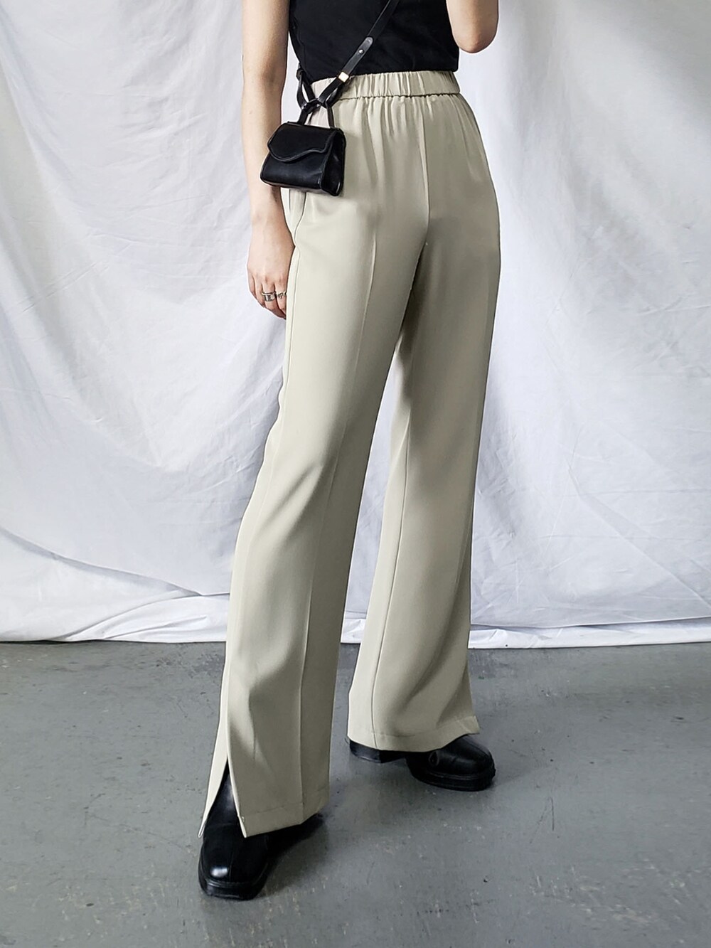 グリーン系のシャツ/ブラウス、グリーン系のハンドバッグ、ホワイト系のスラックスを着用したレディースの春コーディネートの2枚目の写真