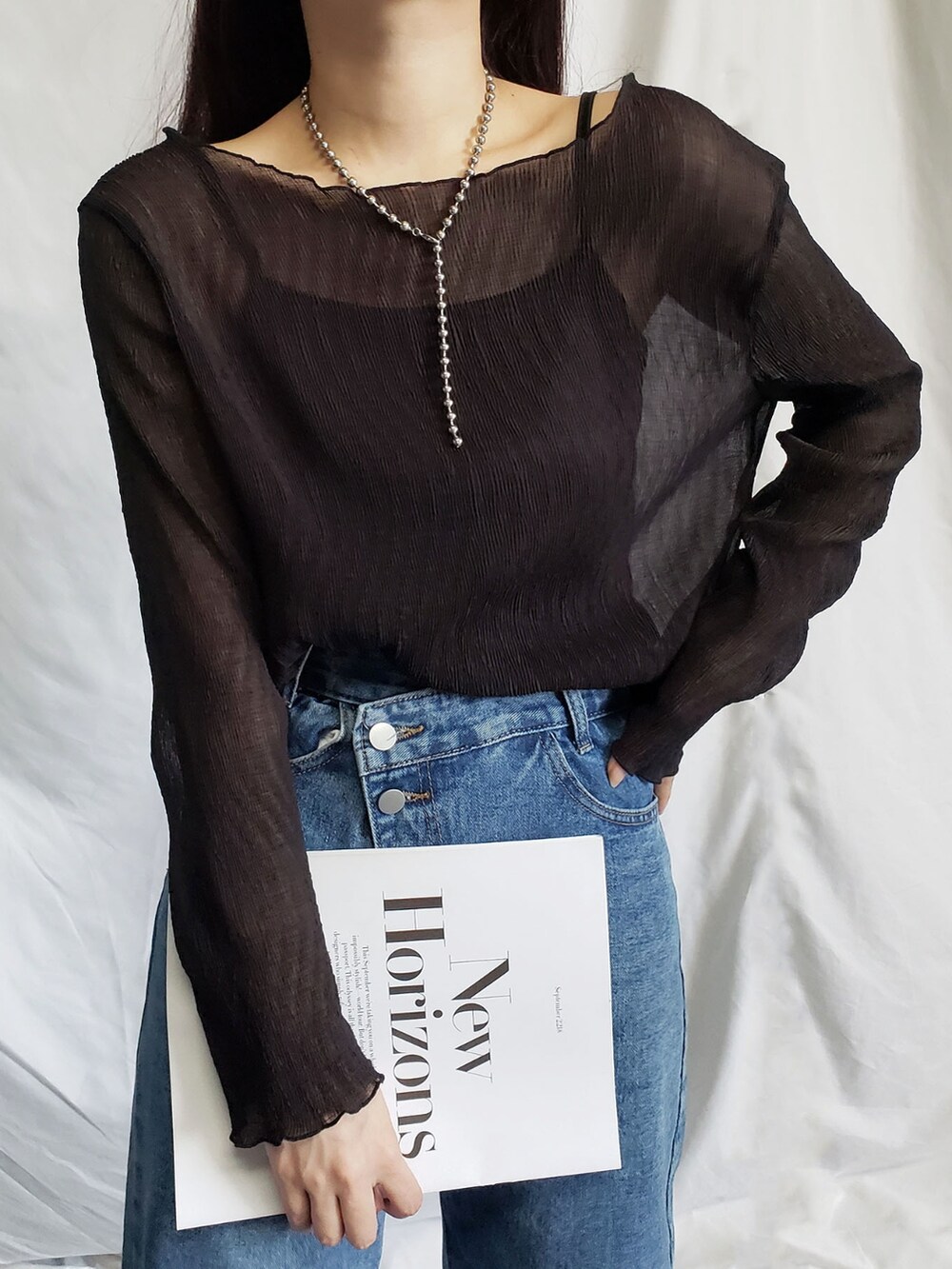 グレー系のシャツ/ブラウス、グレー系のスラックス、グレー系のショルダーバッグを着用したレディースの夏コーディネートの2枚目の写真