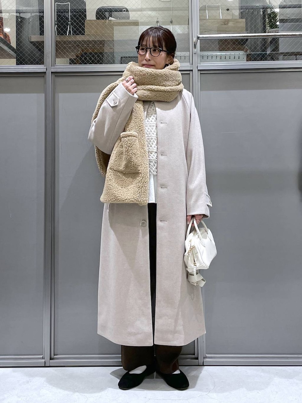 「着痩せ・細見え、体型カバー、高身長、休日コーデ、ワンマイル、ママコーデ、冬コーデ、リラックス、ラフ、ゆったり、旅行、niko and ...、アウター、コート、ニット」|「niko and...のオリジナルカンフーシューズN【WEB限定サイズ有り】(パンプス、ブラック系)」を使った、M I N Oさん(レディース・165cm)の冬コーディネートの5枚目の写真