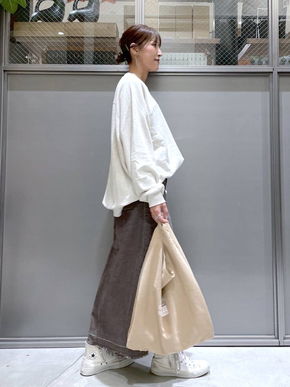 「着痩せ・細見え、体型カバー、高身長、休日コーデ、ワンマイル、ママコーデ、秋コーデ、リラックス、ラフ、ゆったり、旅行、niko and...、スウェット、スカート、ロングスカート」｜「niko and...のスルーチェンジベルトウォッチ（アナログ腕時計、ブラック系）」を使った、M I N Oさん（レディース・165cm）の秋コーディネートの4枚目の写真