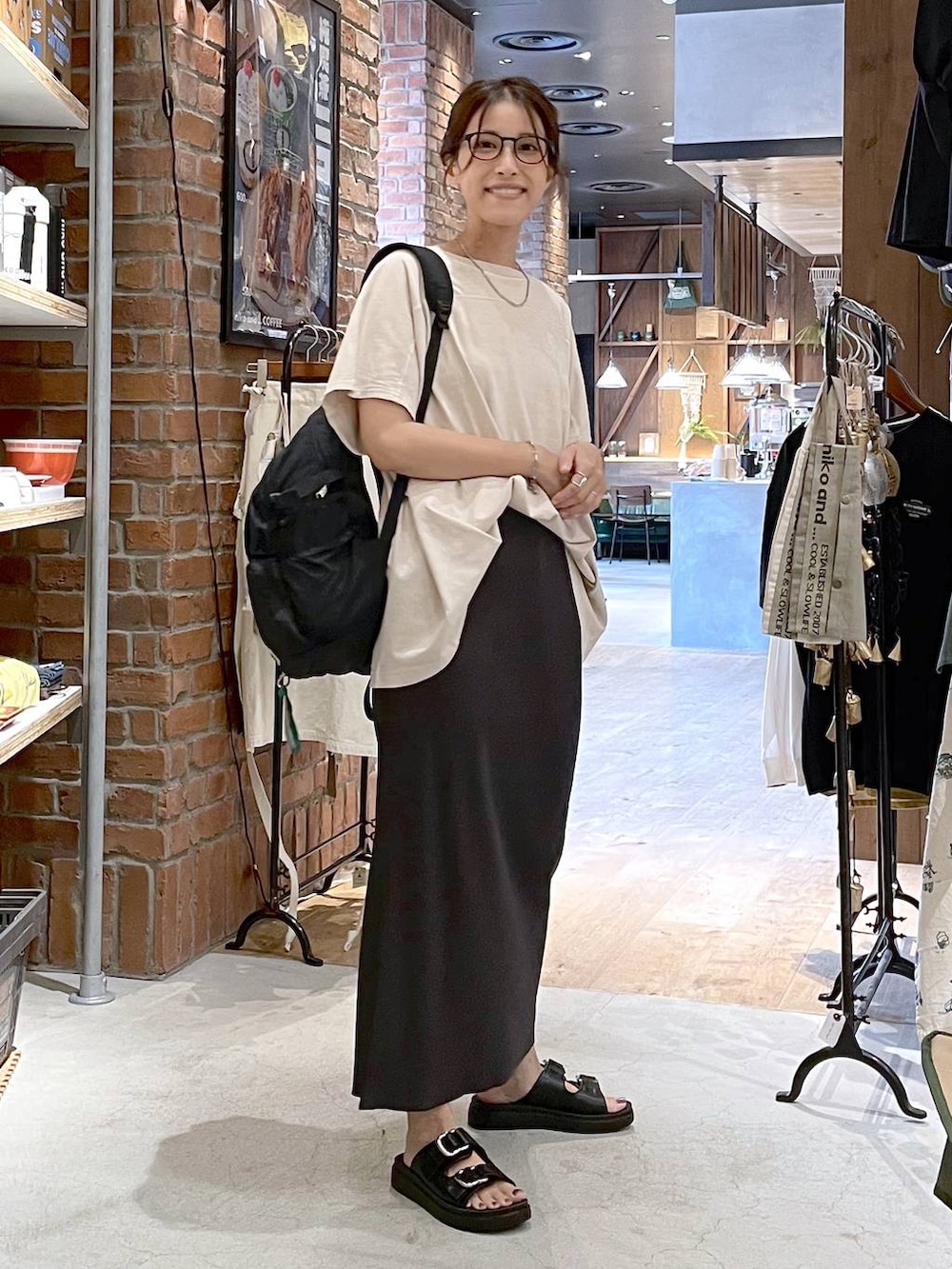 「着痩せ・細見え、体型カバー、高身長、休日コーデ、ワンマイル、ママコーデ、リラックス、ラフ、ゆったり、カジュアル、niko and ...、夏コーデ、Tシャツ、スカート、サンダル」|「niko and...のオリジナルWベルトサンダル(サンダル、ブラック系)」を使った、M I N Oさん(レディース・165cm)の夏コーディネートの3枚目の写真
