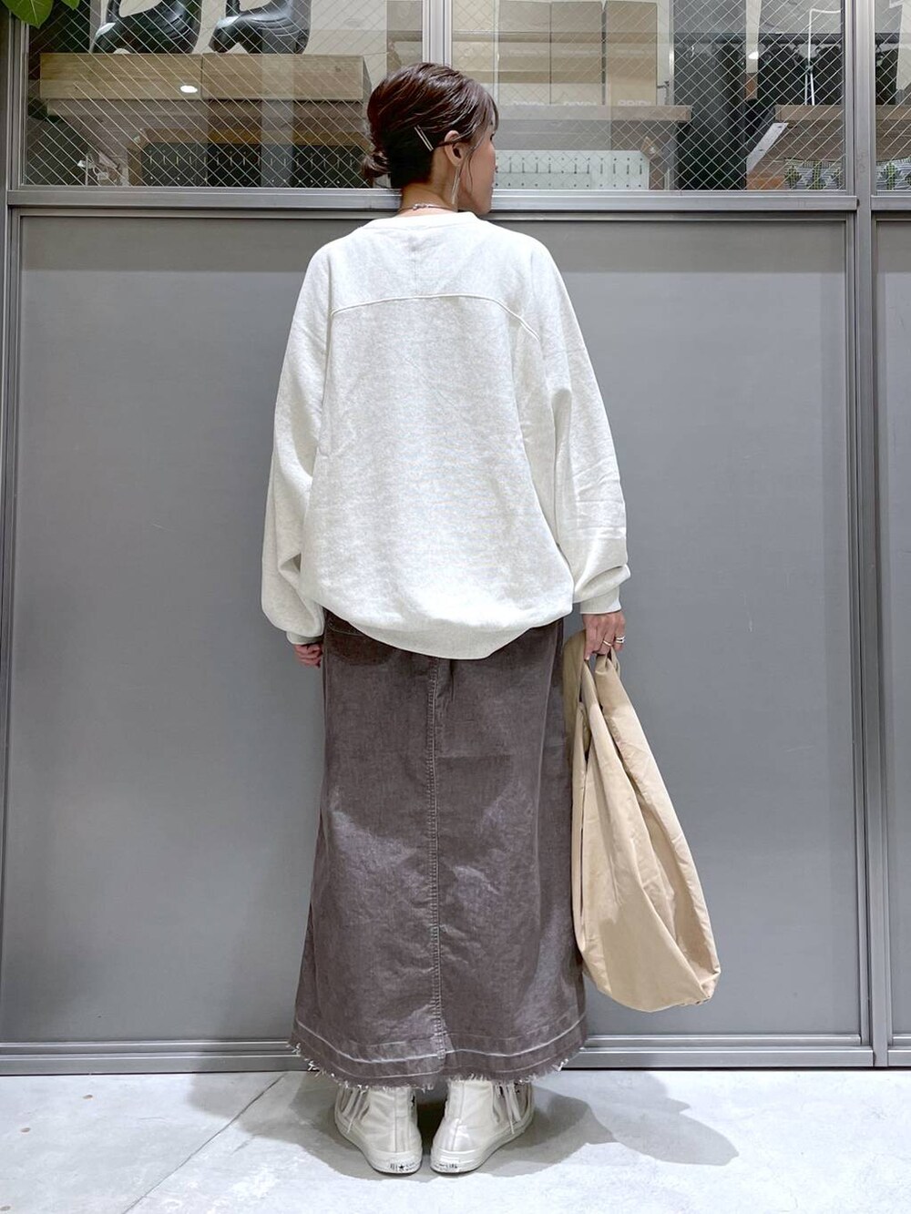 「着痩せ・細見え、体型カバー、高身長、休日コーデ、ワンマイル、ママコーデ、秋コーデ、リラックス、ラフ、ゆったり、旅行、niko and...、スウェット、スカート、ロングスカート」｜「niko and...のスルーチェンジベルトウォッチ（アナログ腕時計、ブラック系）」を使った、M I N Oさん（レディース・165cm）の秋コーディネートの3枚目の写真