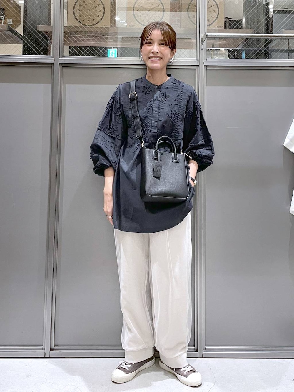 「着痩せ・細見え、体型カバー、高身長、休日コーデ、ワンマイル、ママコーデ、春コーデ、リラックス、ラフ、ゆったり、カジュアル、niko and ...、ブラウス、スウェットパンツ、バッグ」｜「niko and...のオリジナルライト2WAYトートバッグ（トートバッグ、ブラック系）」を使った、M I N Oさん（レディース・165cm）の春コーディネートの6枚目の写真
