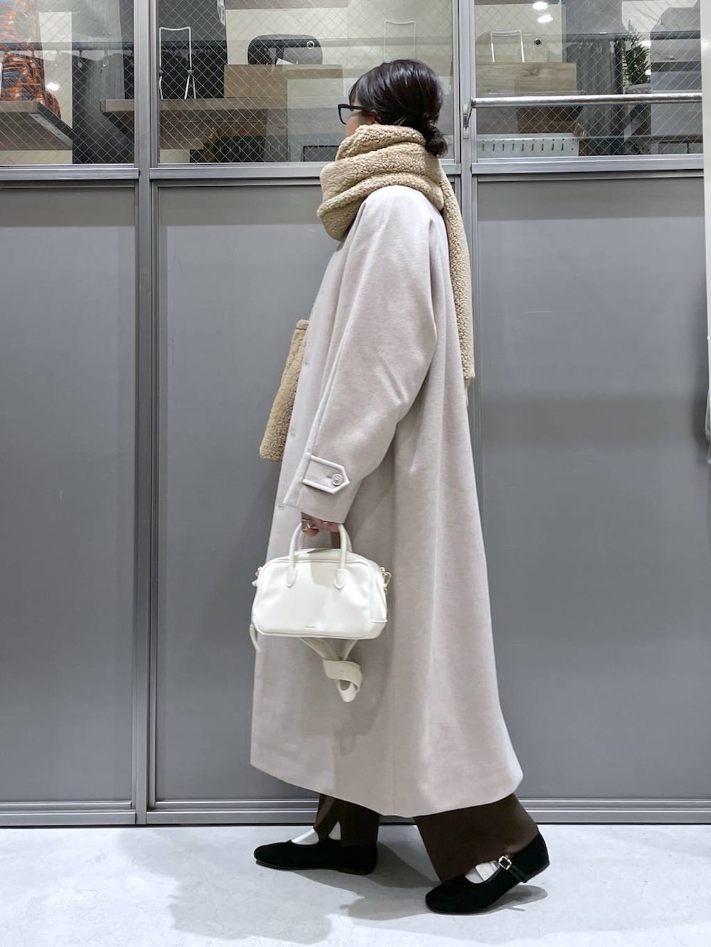 「着痩せ・細見え、体型カバー、高身長、休日コーデ、ワンマイル、ママコーデ、冬コーデ、リラックス、ラフ、ゆったり、旅行、niko and ...、アウター、コート、ニット」|「niko and...のオリジナルカンフーシューズN【WEB限定サイズ有り】(パンプス、ブラック系)」を使った、M I N Oさん(レディース・165cm)の冬コーディネートの2枚目の写真
