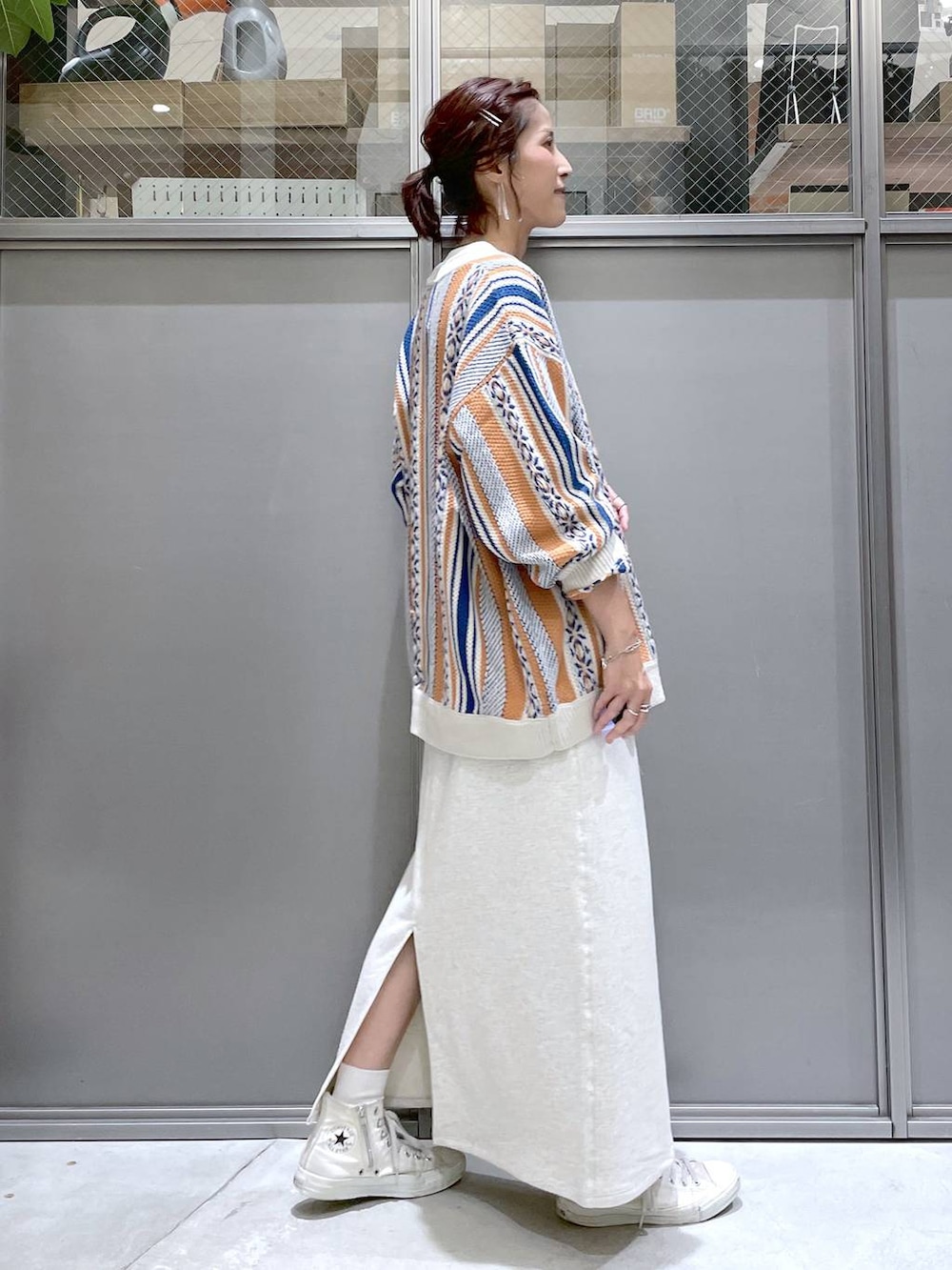 ホワイト系のTシャツ/カットソー、ベージュ系のワンピース、オレンジ系のカーディガン/ボレロを着用したレディースの夏コーディネートの2枚目の写真