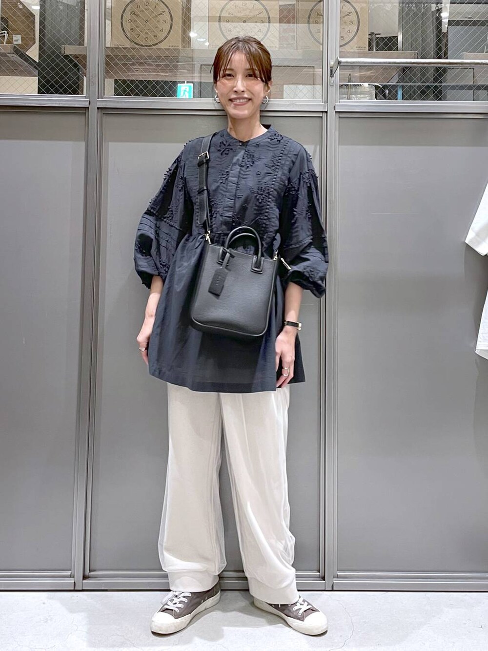 「着痩せ・細見え、体型カバー、高身長、休日コーデ、ワンマイル、ママコーデ、春コーデ、リラックス、ラフ、ゆったり、カジュアル、niko and ...、ブラウス、スウェットパンツ、バッグ」｜「niko and...のオリジナルライト2WAYトートバッグ（トートバッグ、ブラック系）」を使った、M I N Oさん（レディース・165cm）の春コーディネートの5枚目の写真