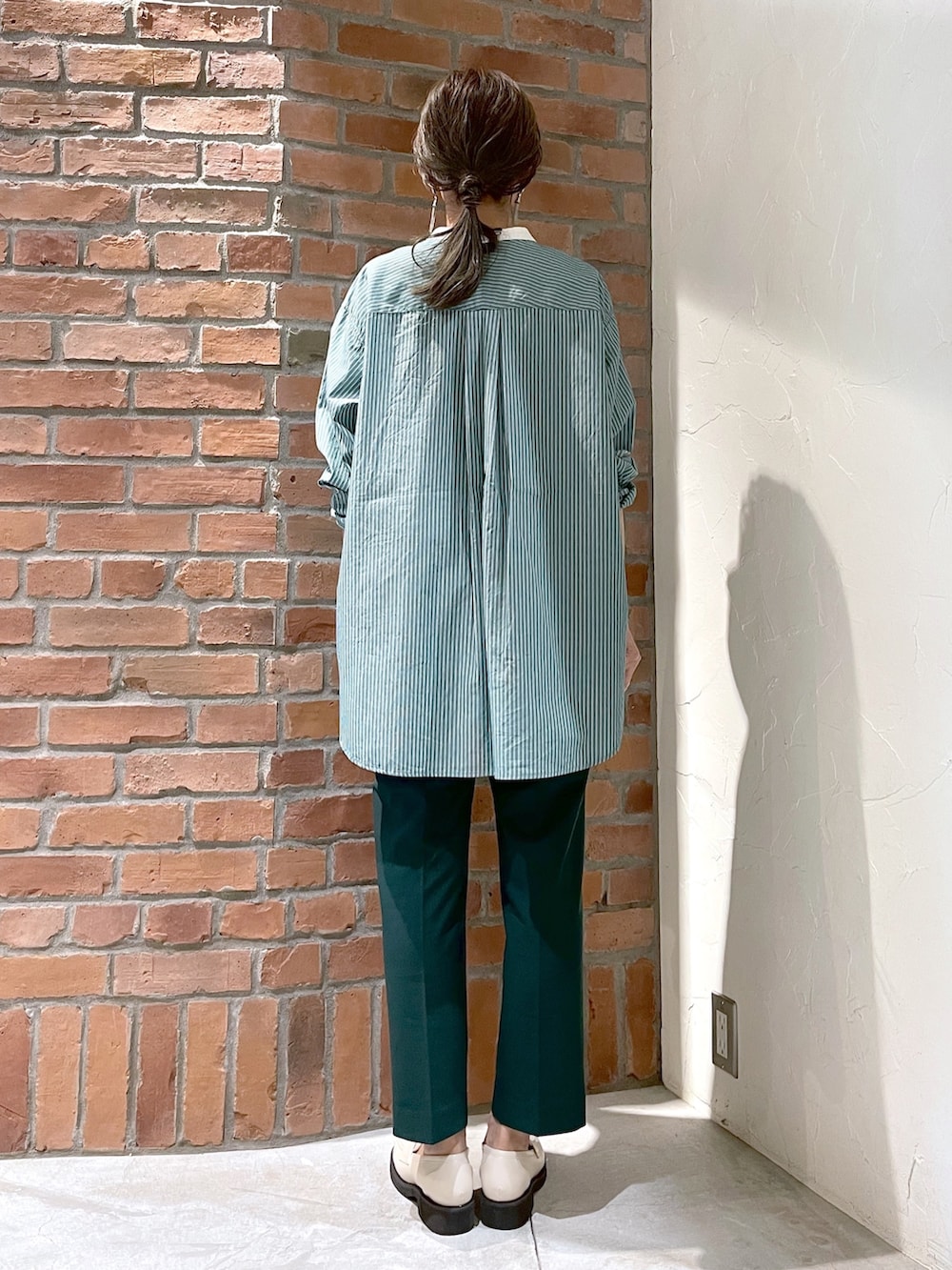 グリーン系のシャツ/ブラウス、グリーン系のその他パンツ、ベージュ系のローファーを着用したレディースの夏コーディネートの3枚目の写真