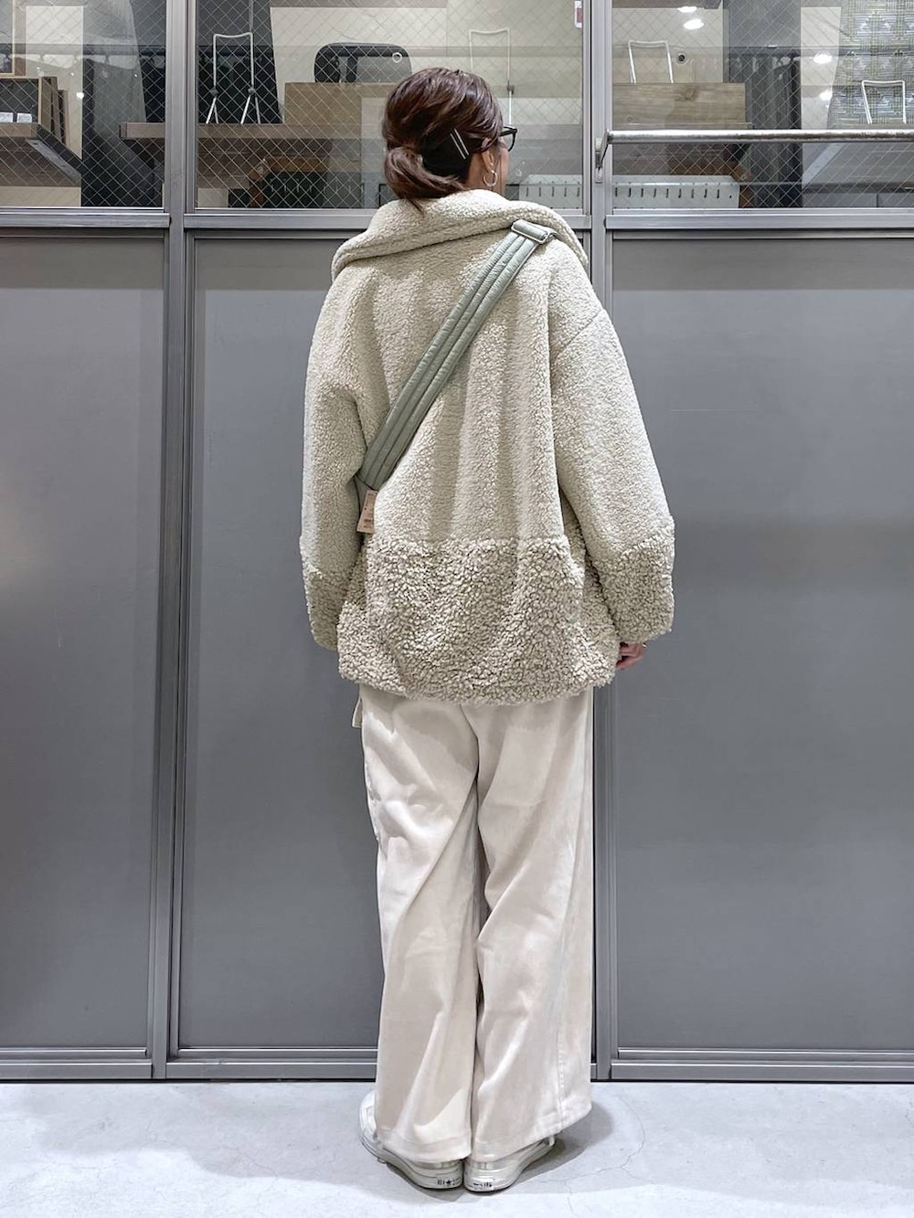 ベージュ系のその他アウター、ベージュ系のニット/セーター、グリーン系のショルダーバッグを着用したレディースの秋コーディネートの3枚目の写真