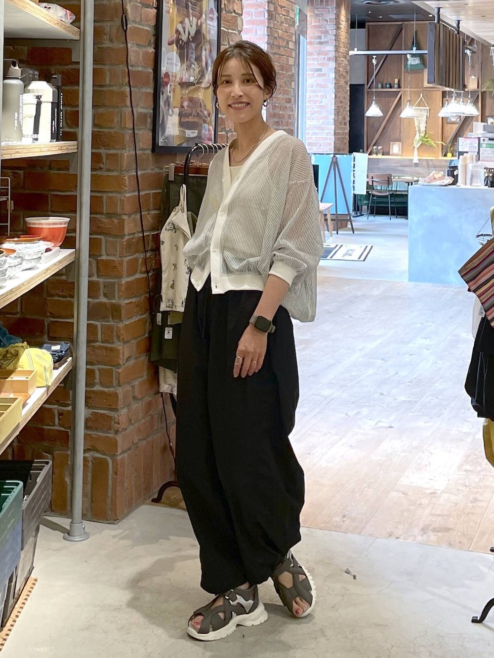 ホワイト系のカーディガン/ボレロ、ベージュ系のキャミソール、ブラック系のその他パンツを着用したレディースの夏コーディネートの8枚目の写真