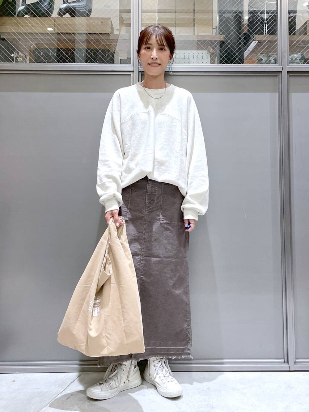 「着痩せ・細見え、体型カバー、高身長、休日コーデ、ワンマイル、ママコーデ、秋コーデ、リラックス、ラフ、ゆったり、旅行、niko and...、スウェット、スカート、ロングスカート」｜「niko and...のスルーチェンジベルトウォッチ（アナログ腕時計、ブラック系）」を使った、M I N Oさん（レディース・165cm）の秋コーディネートの5枚目の写真