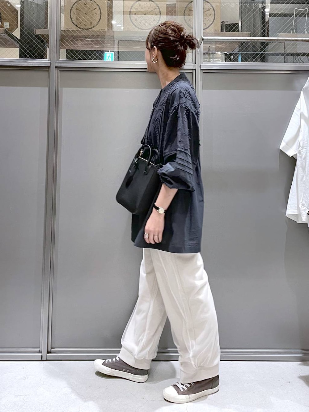 「着痩せ・細見え、体型カバー、高身長、休日コーデ、ワンマイル、ママコーデ、春コーデ、リラックス、ラフ、ゆったり、カジュアル、niko and ...、ブラウス、スウェットパンツ、バッグ」｜「niko and...のオリジナルライト2WAYトートバッグ（トートバッグ、ブラック系）」を使った、M I N Oさん（レディース・165cm）の春コーディネートの2枚目の写真
