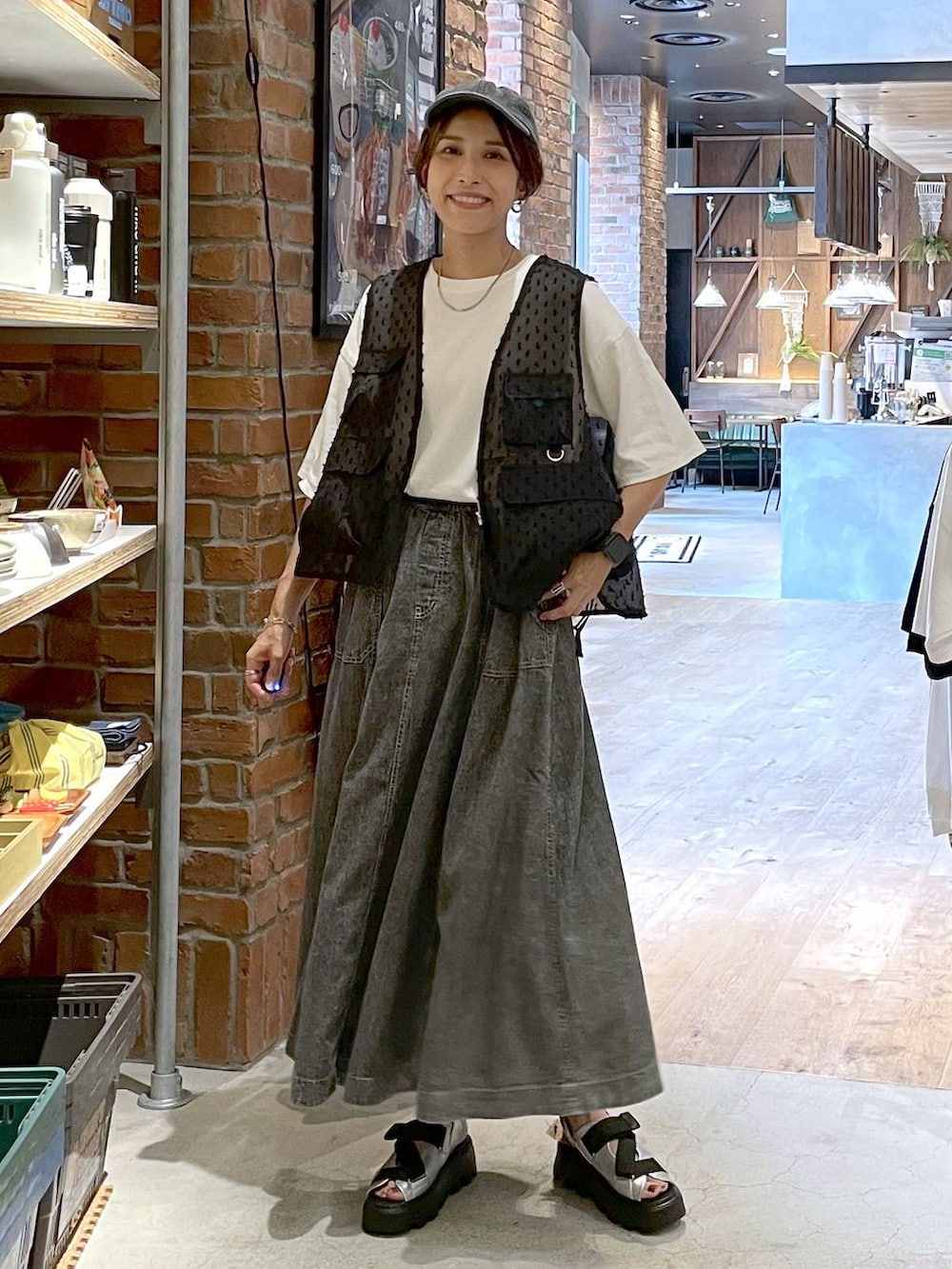 グレー系のサンダル、グレー系のスカート、ホワイト系のTシャツ/カットソーを着用したレディースの夏コーディネートの9枚目の写真