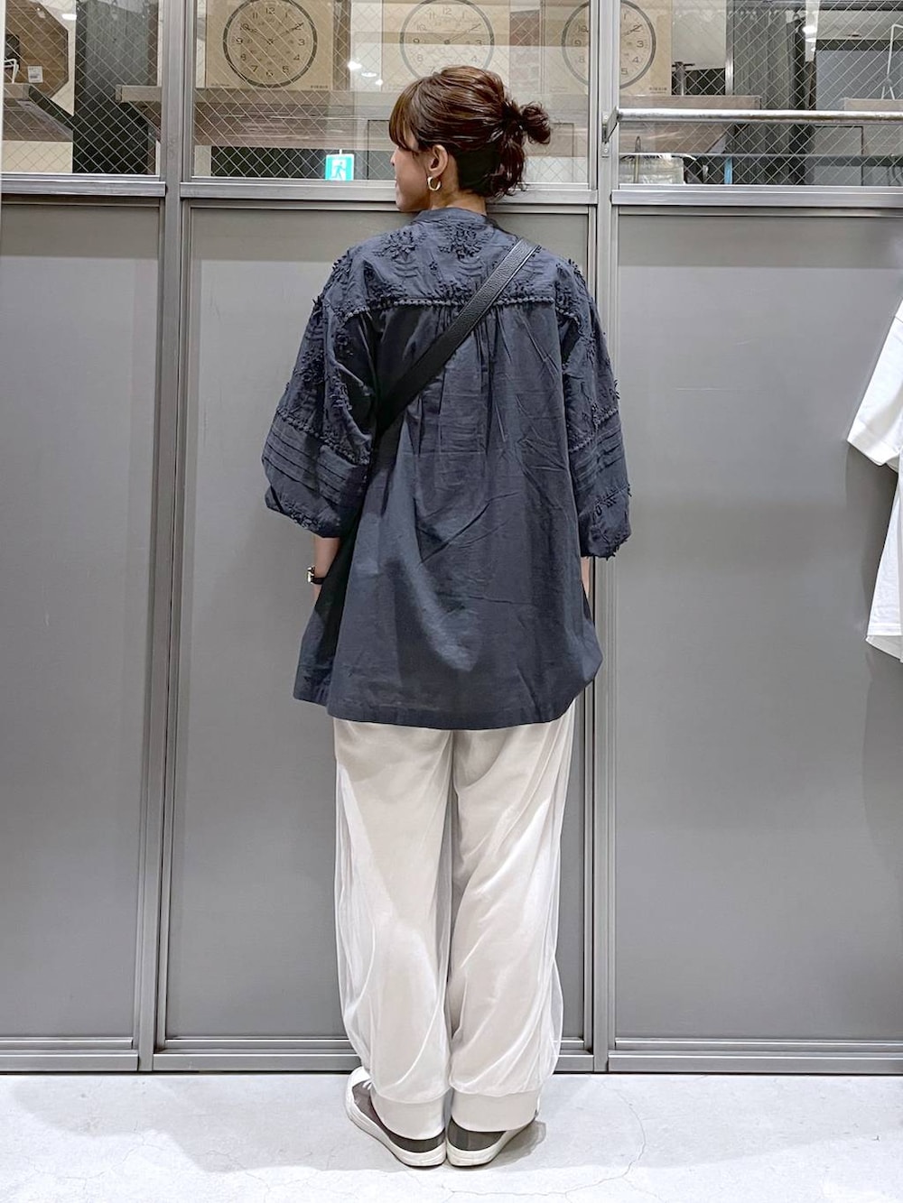 「着痩せ・細見え、体型カバー、高身長、休日コーデ、ワンマイル、ママコーデ、春コーデ、リラックス、ラフ、ゆったり、カジュアル、niko and ...、ブラウス、スウェットパンツ、バッグ」｜「niko and...のオリジナルライト2WAYトートバッグ（トートバッグ、ブラック系）」を使った、M I N Oさん（レディース・165cm）の春コーディネートの3枚目の写真