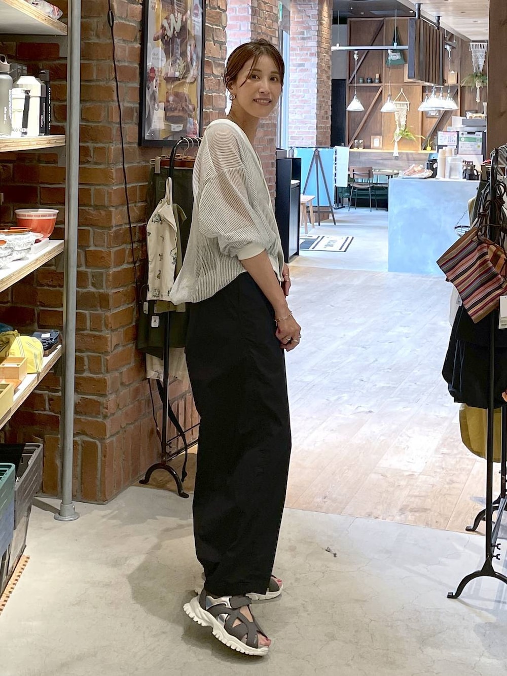 ホワイト系のカーディガン/ボレロ、ベージュ系のキャミソール、ブラック系のその他パンツを着用したレディースの夏コーディネートの6枚目の写真