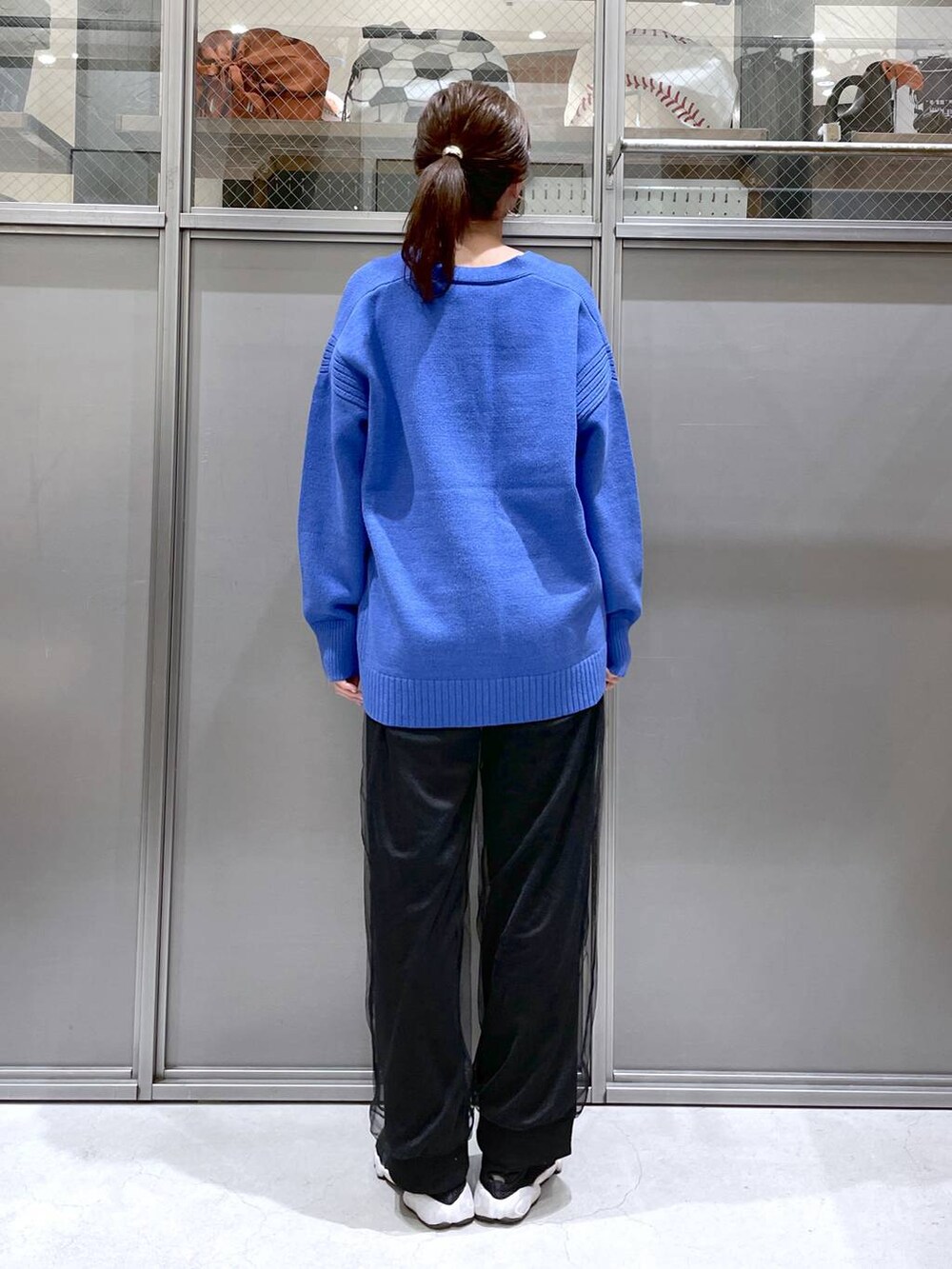 「着痩せ・細見え、体型カバー、高身長、休日コーデ、ワンマイル、ママコーデ、春コーデ、リラックス、ラフ、ゆったり、カジュアル、niko and ...、カーディガン、スウェットパンツ」｜「niko and...の洗えるサイドリブVネックカーディガン（カーディガン/ボレロ、ブルー系）」を使った、M I N Oさん（レディース・165cm）の春コーディネートの3枚目の写真