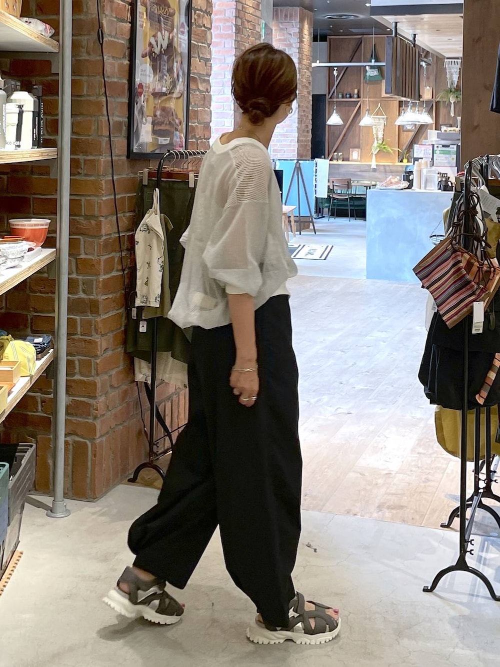 ホワイト系のカーディガン/ボレロ、ベージュ系のキャミソール、ブラック系のその他パンツを着用したレディースの夏コーディネートの5枚目の写真