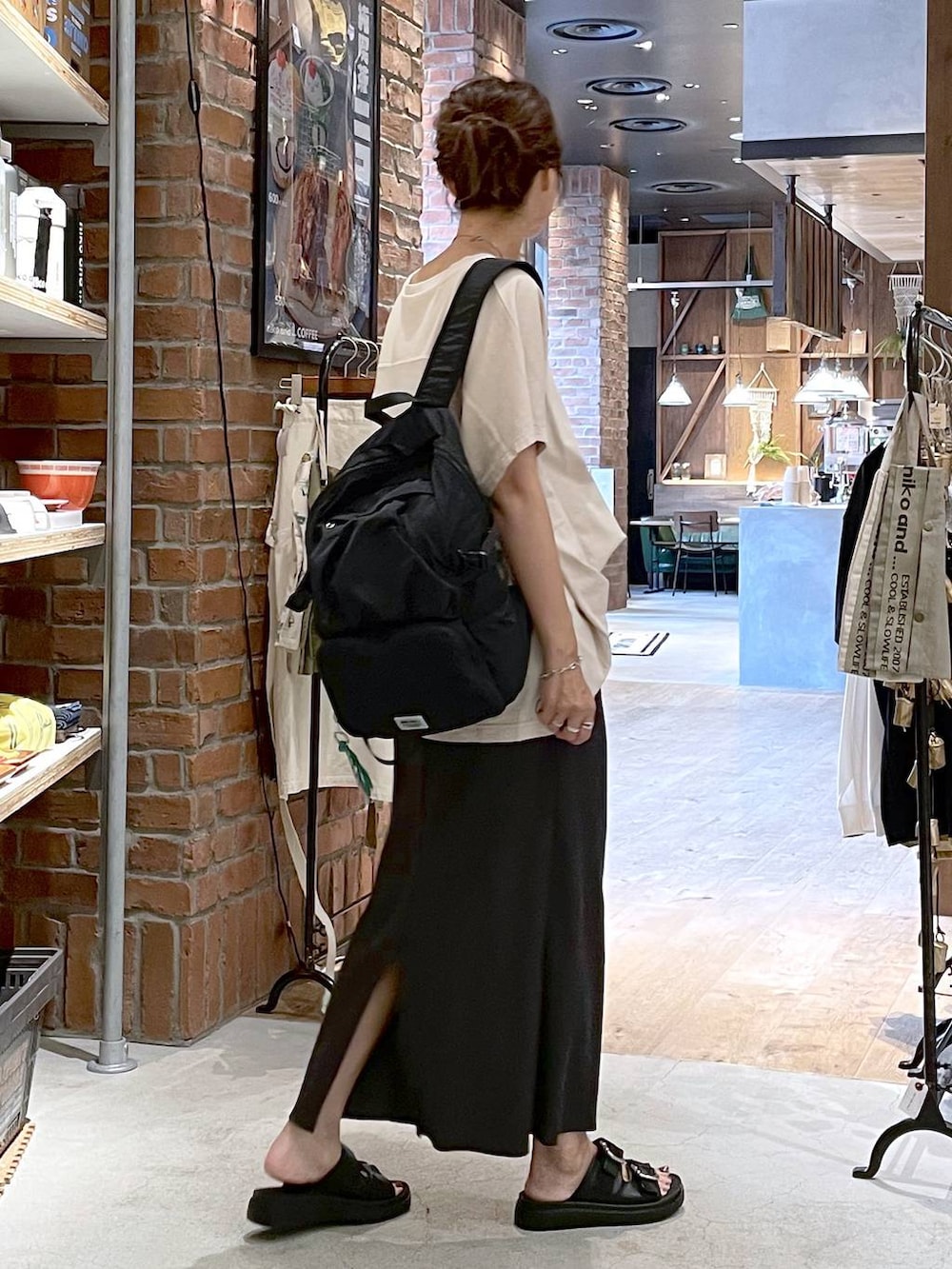 「着痩せ・細見え、体型カバー、高身長、休日コーデ、ワンマイル、ママコーデ、リラックス、ラフ、ゆったり、カジュアル、niko and ...、夏コーデ、Tシャツ、スカート、サンダル」|「niko and...のオリジナルWベルトサンダル(サンダル、ブラック系)」を使った、M I N Oさん(レディース・165cm)の夏コーディネートの2枚目の写真