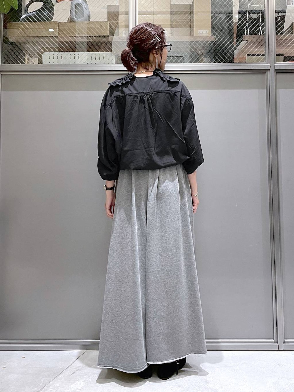 「ワンマイル、ラフ、着痩せ・細見え、体型カバー、高身長、休日コーデ、ママコーデ、リラックス、ゆったり、旅行、niko and...、ブラウス、ワイドパンツ、秋コーデ」｜「niko and...のオリジナルカンフーシューズN【WEB限定サイズ有り】（パンプス、ブラック系）」を使った、M I N Oさん（レディース・165cm）の秋コーディネートの4枚目の写真