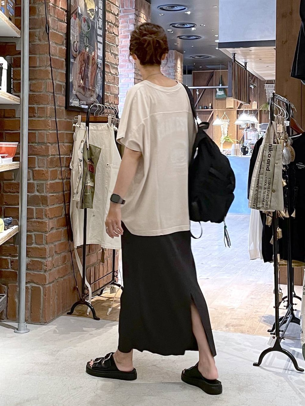 「着痩せ・細見え、体型カバー、高身長、休日コーデ、ワンマイル、ママコーデ、リラックス、ラフ、ゆったり、カジュアル、niko and ...、夏コーデ、Tシャツ、スカート、サンダル」|「niko and...のオリジナルWベルトサンダル(サンダル、ブラック系)」を使った、M I N Oさん(レディース・165cm)の夏コーディネートの6枚目の写真
