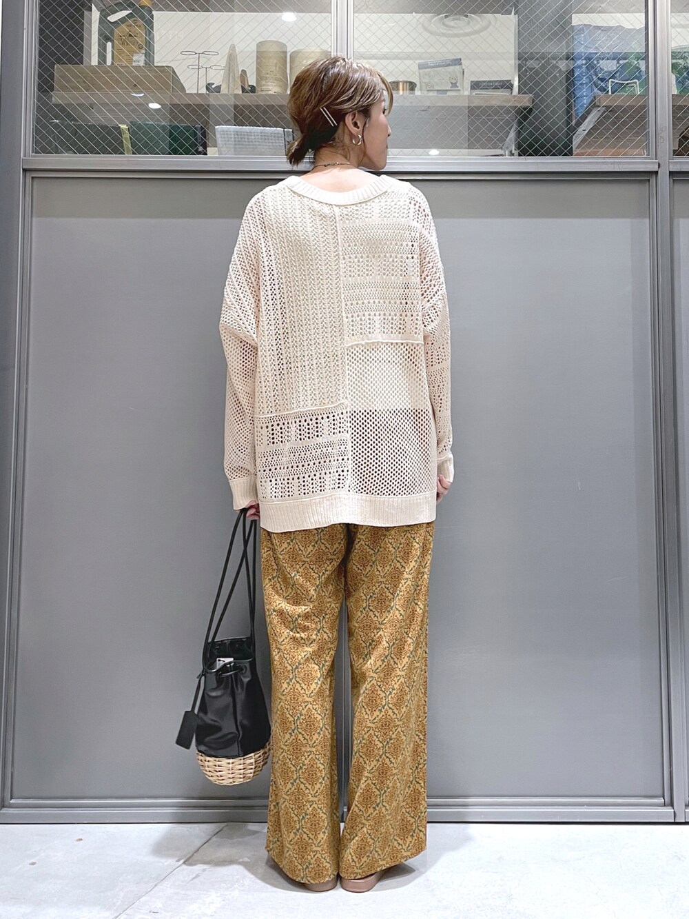 ベージュ系のカーディガン/ボレロ、ブラウン系のその他パンツ、ブラック系のトートバッグを着用したレディースの夏コーディネートの3枚目の写真