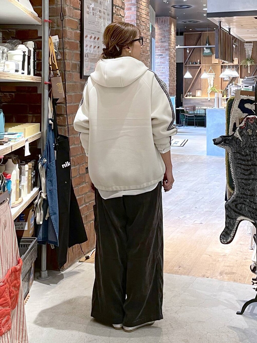 ホワイト系のシャツ/ブラウス、グレー系のその他パンツ、シルバー系のパンプスを着用したレディースの秋コーディネートの4枚目の写真