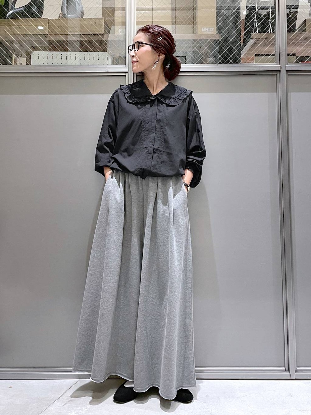 「ワンマイル、ラフ、着痩せ・細見え、体型カバー、高身長、休日コーデ、ママコーデ、リラックス、ゆったり、旅行、niko and...、ブラウス、ワイドパンツ、秋コーデ」｜「niko and...のオリジナルカンフーシューズN【WEB限定サイズ有り】（パンプス、ブラック系）」を使った、M I N Oさん（レディース・165cm）の秋コーディネートの6枚目の写真