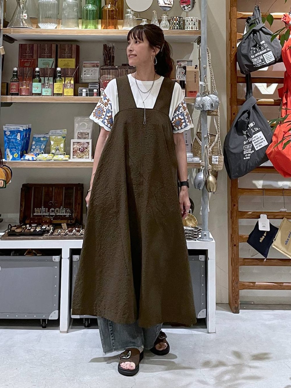 「着痩せ・細見え、体型カバー、高身長、休日コーデ、ワンマイル、ママコーデ、リラックス、ラフ、ゆったり、カジュアル、niko and ...、夏コーデ、Tシャツ、ワンピース、デニムパンツ」｜「niko and...のセルフカットバレルパンツ（その他パンツ、ブルー系）」を使った、M I N Oさん（レディース・165cm）の夏コーディネートの9枚目の写真