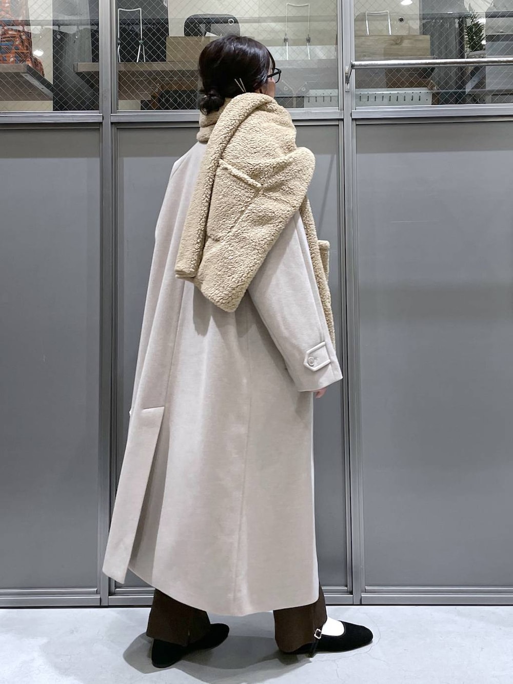 「着痩せ・細見え、体型カバー、高身長、休日コーデ、ワンマイル、ママコーデ、冬コーデ、リラックス、ラフ、ゆったり、旅行、niko and ...、アウター、コート、ニット」|「niko and...のオリジナルカンフーシューズN【WEB限定サイズ有り】(パンプス、ブラック系)」を使った、M I N Oさん(レディース・165cm)の冬コーディネートの4枚目の写真