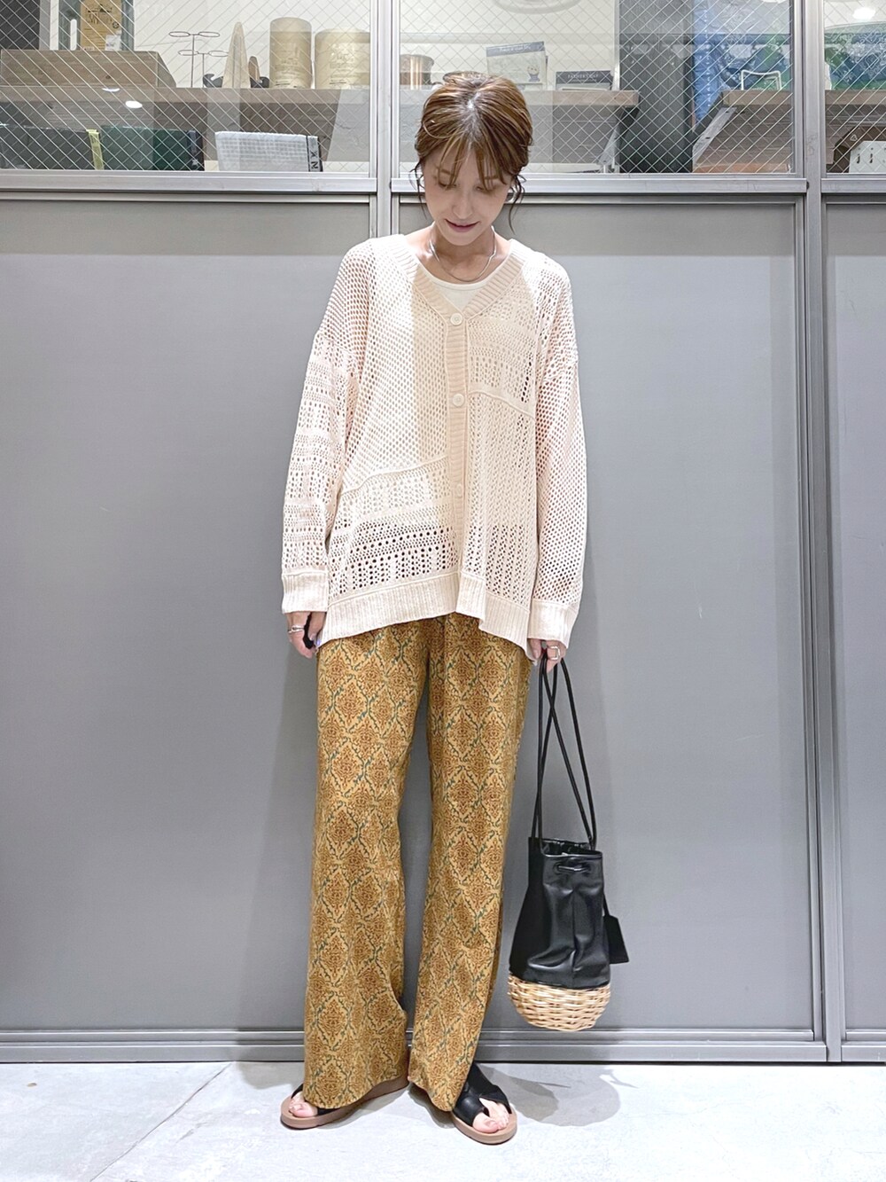 ベージュ系のカーディガン/ボレロ、ブラウン系のその他パンツ、ブラック系のトートバッグを着用したレディースの夏コーディネートの5枚目の写真