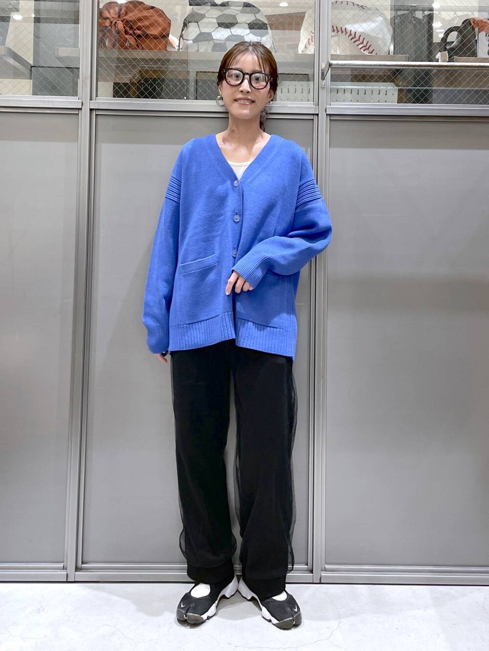 「着痩せ・細見え、体型カバー、高身長、休日コーデ、ワンマイル、ママコーデ、春コーデ、リラックス、ラフ、ゆったり、カジュアル、niko and ...、カーディガン、スウェットパンツ」｜「niko and...の洗えるサイドリブVネックカーディガン（カーディガン/ボレロ、ブルー系）」を使った、M I N Oさん（レディース・165cm）の春コーディネートの7枚目の写真