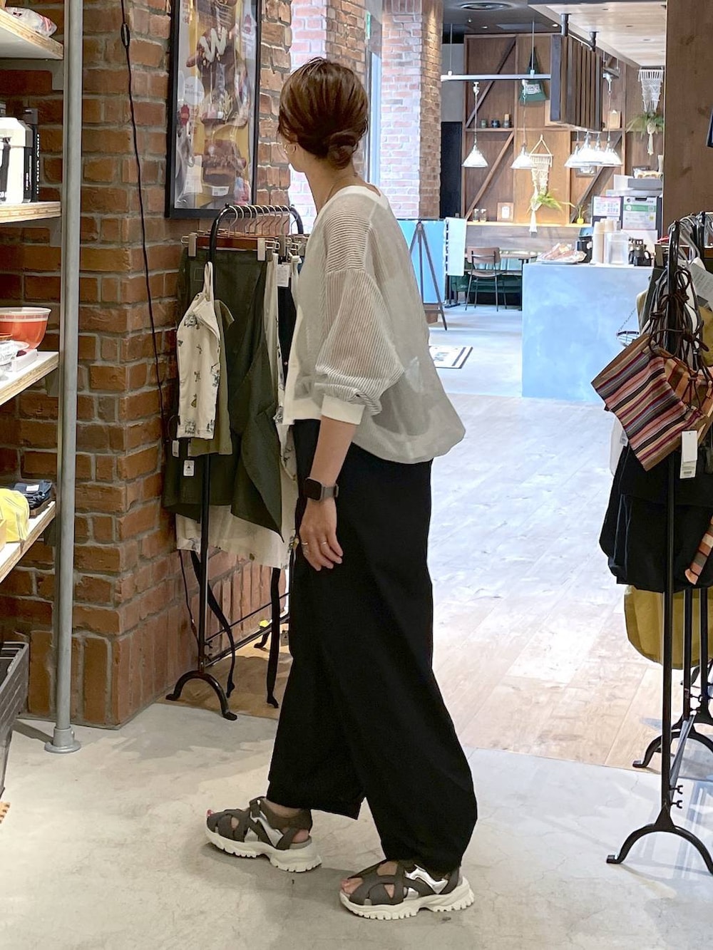 ホワイト系のカーディガン/ボレロ、ベージュ系のキャミソール、ブラック系のその他パンツを着用したレディースの夏コーディネートの3枚目の写真