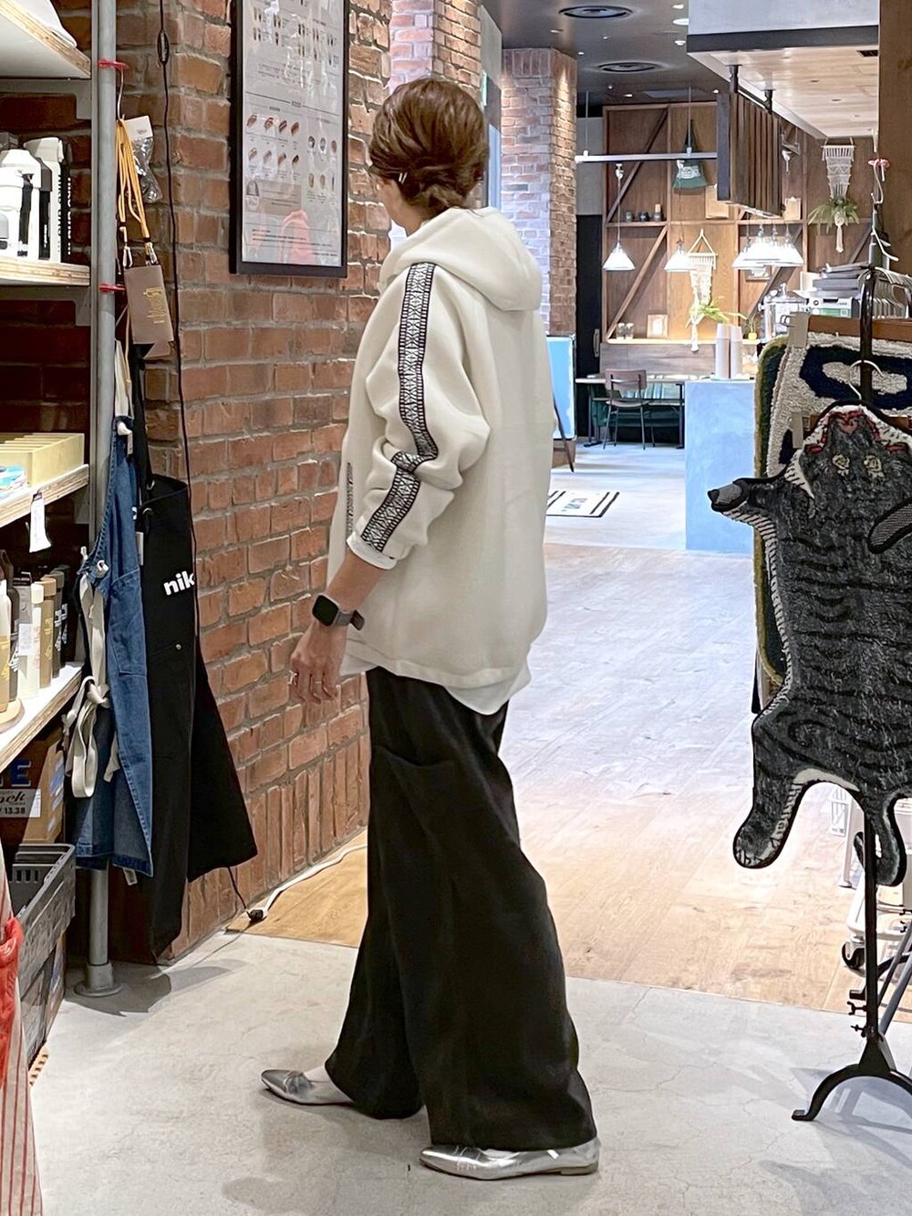ホワイト系のシャツ/ブラウス、グレー系のその他パンツ、シルバー系のパンプスを着用したレディースの秋コーディネートの3枚目の写真