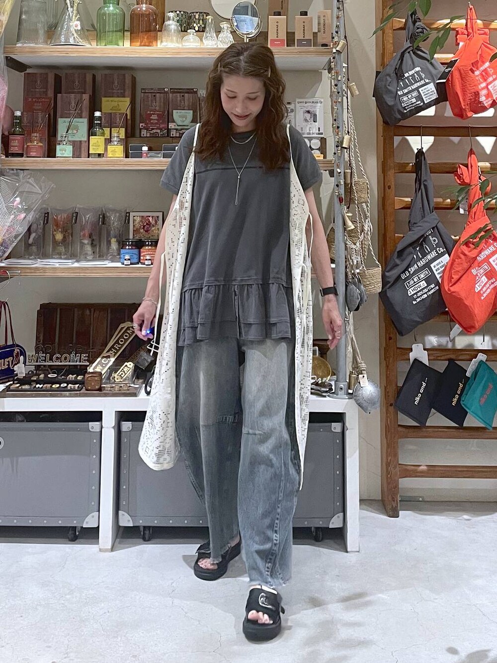 ブルー系のその他パンツ、ブラック系のサンダル、グレー系のTシャツ/カットソーを着用したレディースの夏コーディネートの9枚目の写真