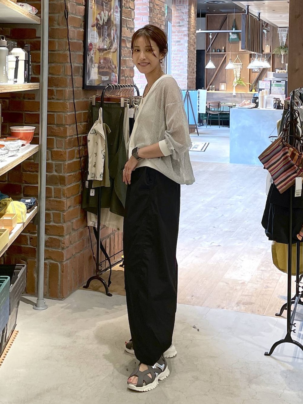 ホワイト系のカーディガン/ボレロ、ベージュ系のキャミソール、ブラック系のその他パンツを着用したレディースの夏コーディネートの2枚目の写真