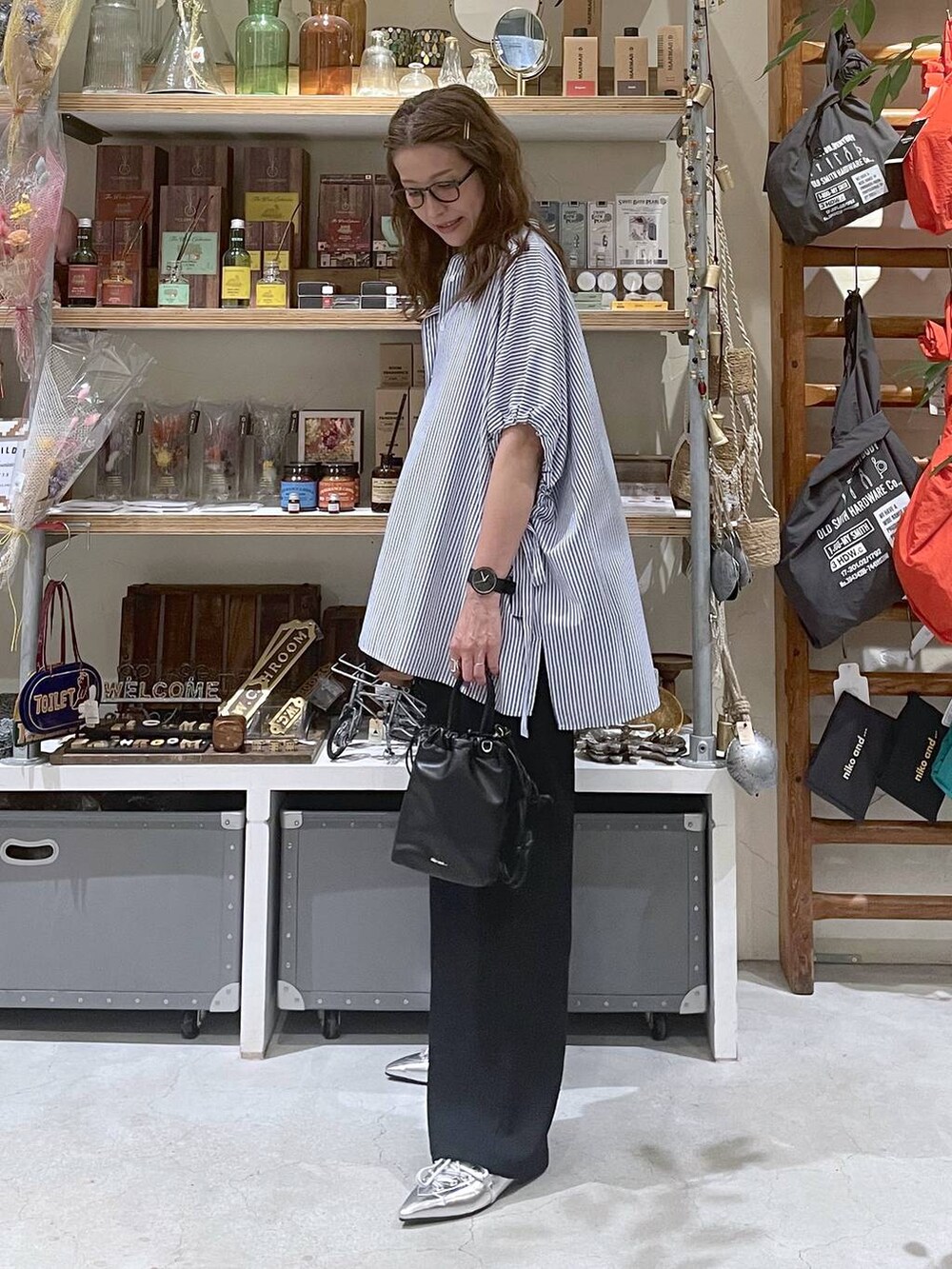 ベージュ系のタンクトップ、ブルー系のシャツ/ブラウス、ブラック系のその他パンツを着用したレディースの夏コーディネートの2枚目の写真