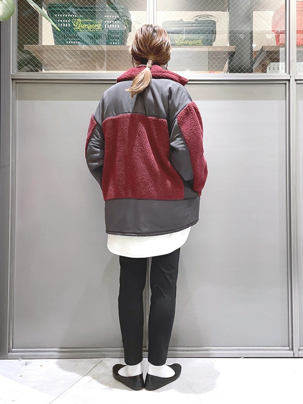 ホワイト系のシャツ/ブラウス、グレー系のTシャツ/カットソー、レッド系のブルゾンを着用したレディースの秋コーディネートの3枚目の写真